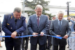перезали ленточку начальник Приднепровской железной дороги Александр Момот, председатель Совета министров Крыма Анатолий Могилев, заместитель Министра инфраструктуры Украины Владимир Корниенко